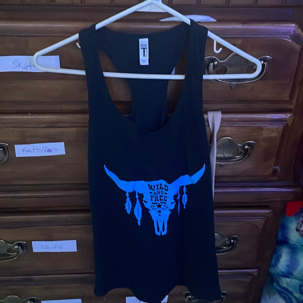 Size medium tank top no sleeve, wild and free bull, black and blue